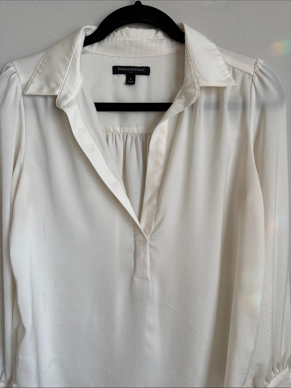Banana Republic Women’s Ivory Satin Career Blouse Size S Long Sleeve Split Neck - Picture 3 of 8